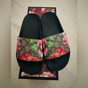 Gucci slides excellent condition